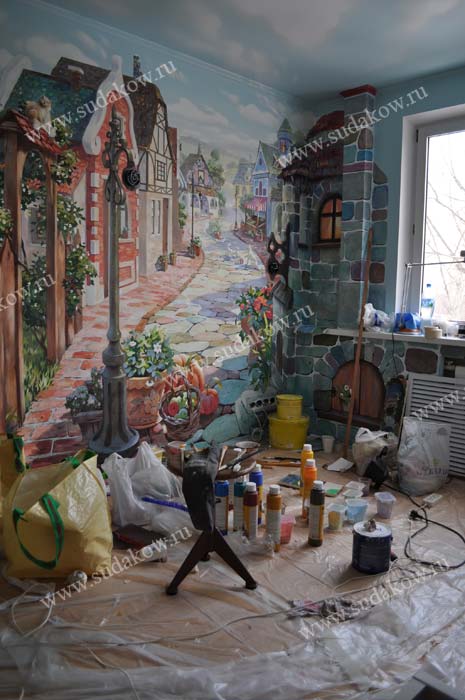 фото комнаты в процессе работы над росписью стен творческий беспорядок